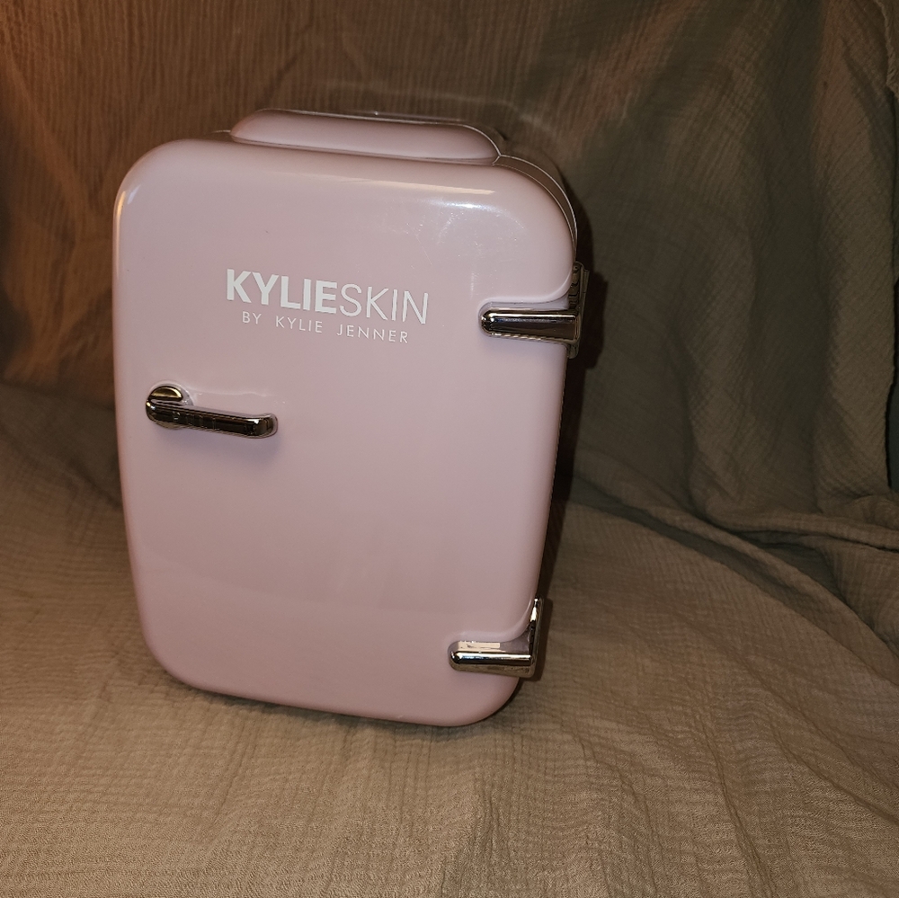 Kylie Skin / Kylie Cosmetics LIMITED EDITION PINK Mini Fridge